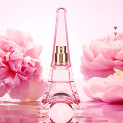 Image of A Trip To Paris. Women Are Free To Encounter Perfumes, Fresh And Fragrant